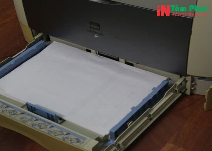 In giấy A5 liên tục tờ thứ nhất thì đúng nhưng những tờ sau bị lệch