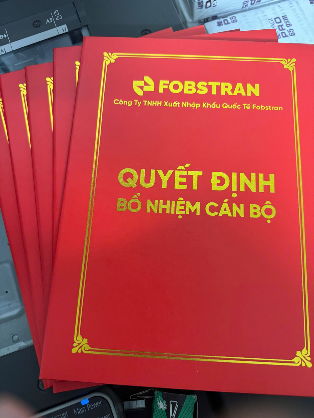 Các Công Nghệ Gia Công Bề Mặt Tạo Nên Sự Khác Biệt Cho Bìa Da Ký Kết